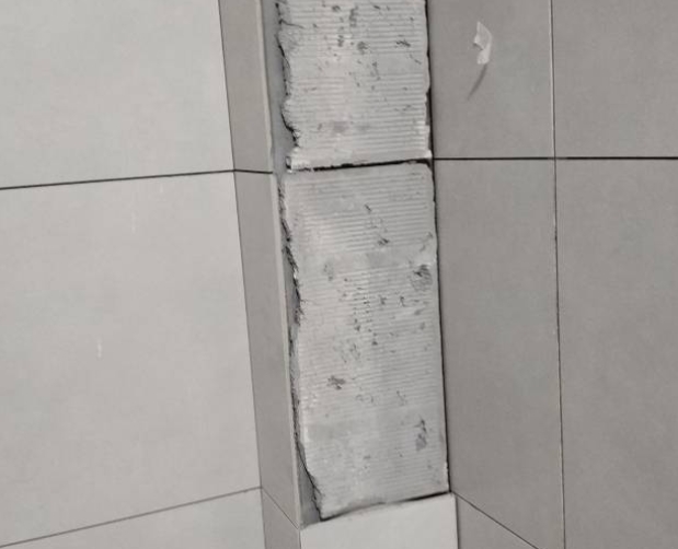 上蔡瓷砖空鼓维修公司分享下瓷砖施工前基层浇水润湿程度不足，可能导致以下问题