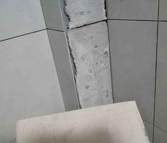 上蔡瓷砖空鼓维修公司分享下厨房瓷砖脱落的补救措施。